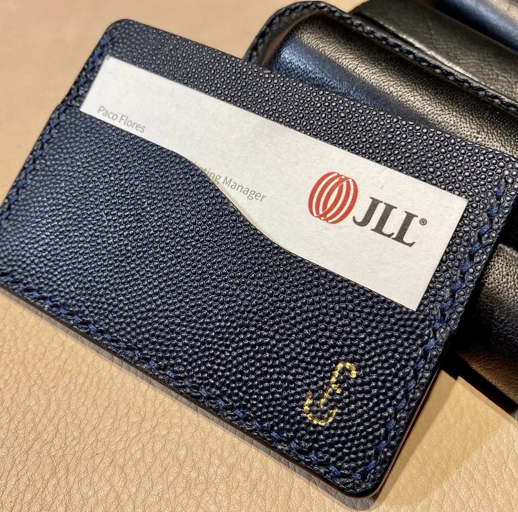 Tarjetero de cuero con la tarjeta de JLL de Frank