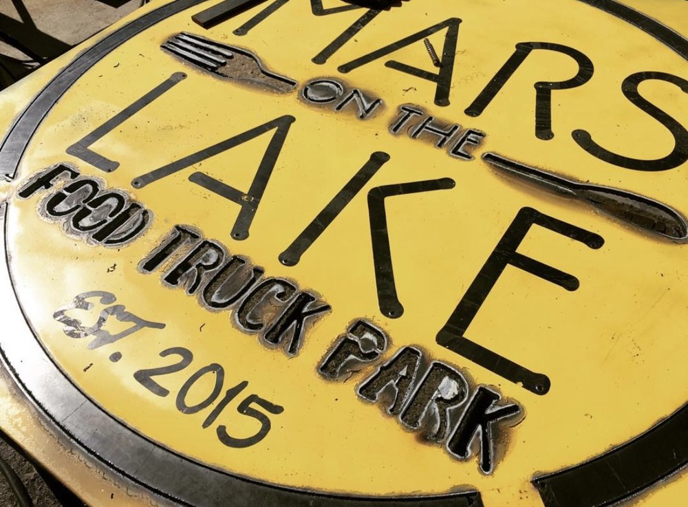 Letrero de Mars on the Lake Food Truck Park, est. 2015