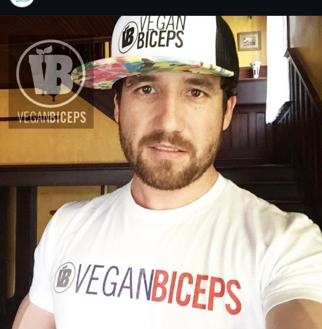 Frank Flores con su gorra y playera de Vegan Biceps